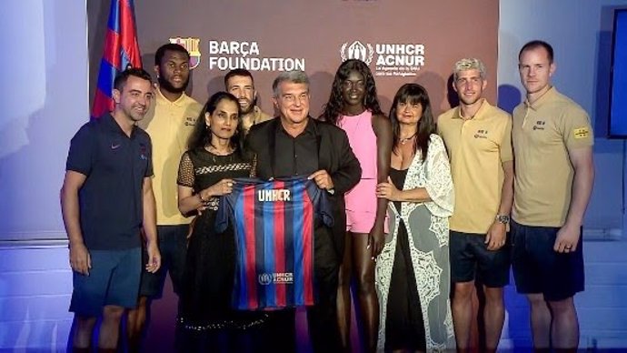 Foto de familia tras la presentación en Nueva York de la alianza entre el FC Barcelona y ACNUR