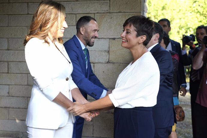 La consejera de Gobernanza, Olatz Garamendi, y la ministra de Política Territorial, Isabel Rodríguez, en el Palacio Artaza de Leioa (Bizkaia), donde se ha celebrado la CARUE