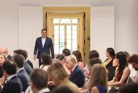 Pedro Sánchez comparece sin corbata en Moncloa y pide a cargos públicos no usarla como gesto de ahorro energético