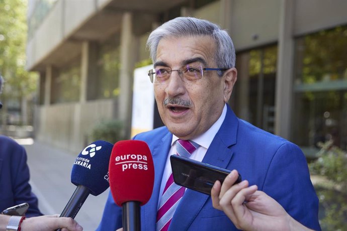 El vicepresidente del Gobierno de Canarias y consejero de Hacienda, Román Rodríguez, ofrece declaraciones a los medios a su llegada al consejo de Política Fiscal y Financiera, a 27 de julio de 2022, en Madrid (España). Román Rodríguez se ha negado a dim