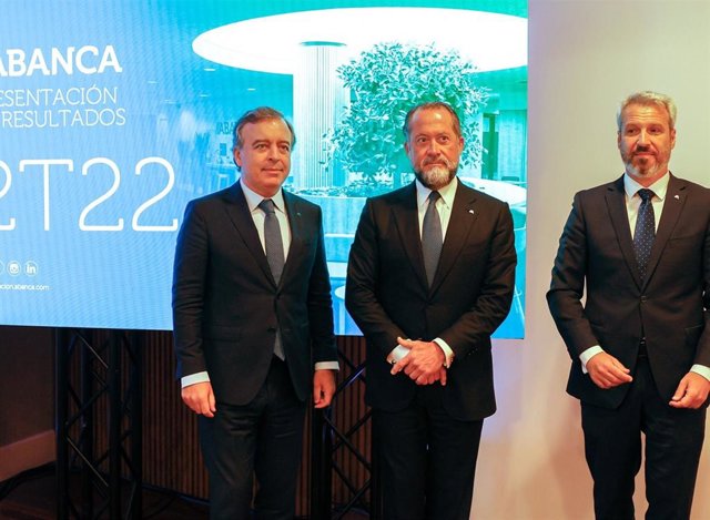 De izquierda a derecha, el consejero delegado de Abanca, Francisco Botas Ratera; el presidente, Juan Carlos Escotet Rodríguez, y el director general financiero, Alberto de Francisco Guisasola, durante la presentación de los resultados de segundo trimestre