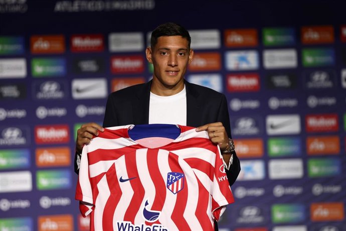 Nahuel Molina posa con la camiseta del Atlético de Madrid tras ser presentado