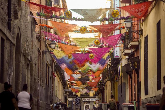 Archivo - Adornos y decoraciones para las fiestas de San Cayetano, en la Calle del Oso.