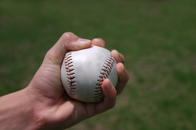 Archivo - Pelota de béisbol, mano agarrando una pelota.