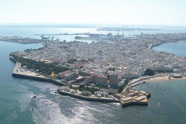 Archivo - Vista aérea de la ciudad de Cádiz