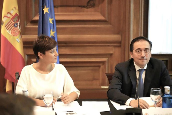La ministra de Política Territorial, Isabel Rodríguez, y el ministro de Asuntos Exteriores, Unión Europea y Cooperación, José Manuel Albares, en la Carue.