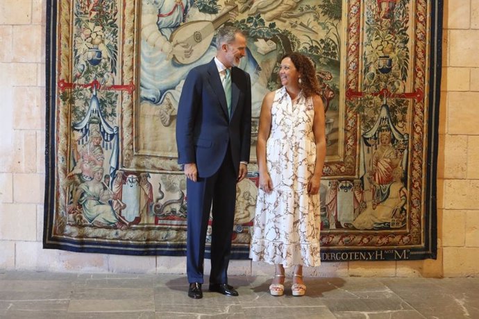 El Rey Felipe VI, junto a la presidenta del Consell de Mallorca, Catalina Cladera.