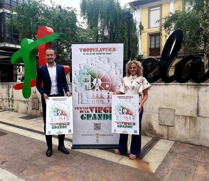 El alcalde de Torrelavega, Javier López Estrada, y la concejala de Festejos, Patricia Portilla, presentan el programa de fiestas de la Virgen Grande 2022