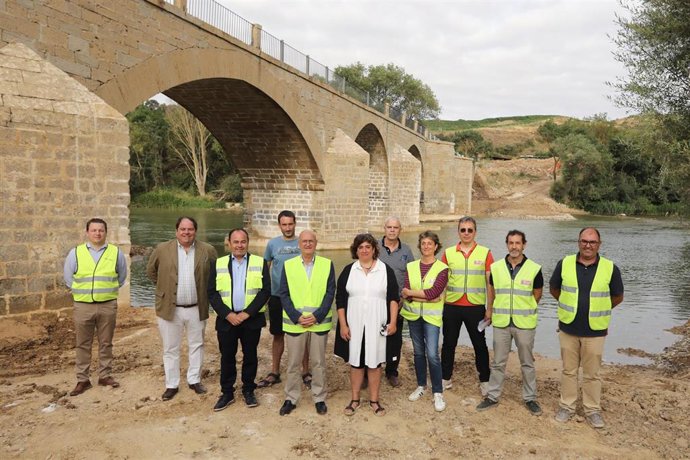 El consejero de Cohesión Territorial, Bernardo Ciriza; la alcaldesa de Mendigorria, Eunate López; el director del Servicio de Conservación, Pablo González; y representantes de la empresa adjudicataria, Diez y Compañía S.A, durante la visita.