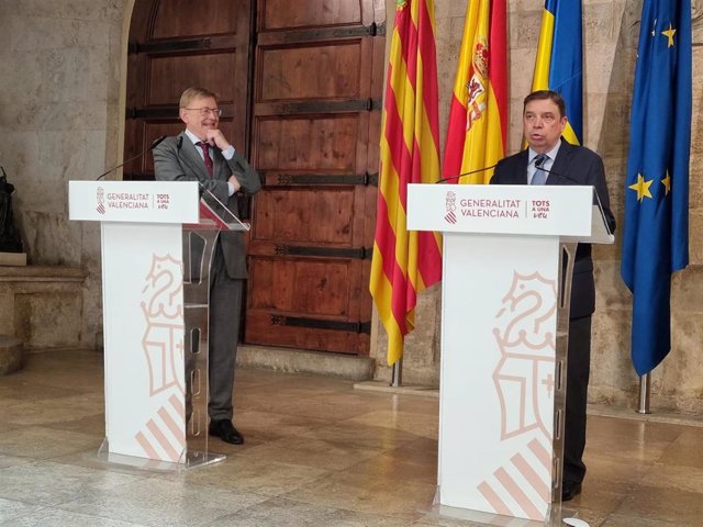El ministro de Agricultura, Luis Planas, (d), junto al president de la Generalitat, Ximo Puig