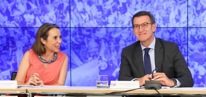 La portavoz del PP, Cuca Gamarra y el presidente del PP, Alberto Núñez Feijóo, durante la reunión del Comité Ejecutivo Nacional del Partido Popular, en la sede de Génova, a 26 de julio de 2022, en Madrid (España). Feijóo ha reunido al Comité Ejecutivo N