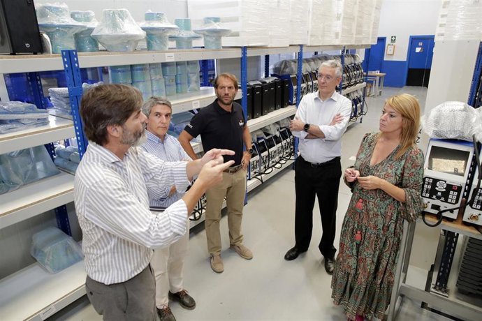 La presidenta del Puerto de Huelva, Pilar Miranda, en su visita a las instalaciones de la empresa Seabery.