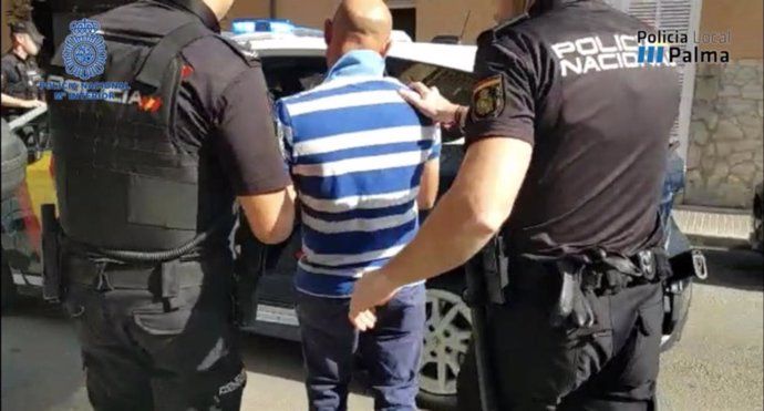 Agentes de la Policía Nacional en Palma junto a uno de los detenidos.