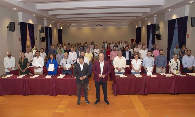 El presidente de la Diputación de Córdoba, Antonio Ruiz, junto a los representantes de los ayuntamientos de la provincia.