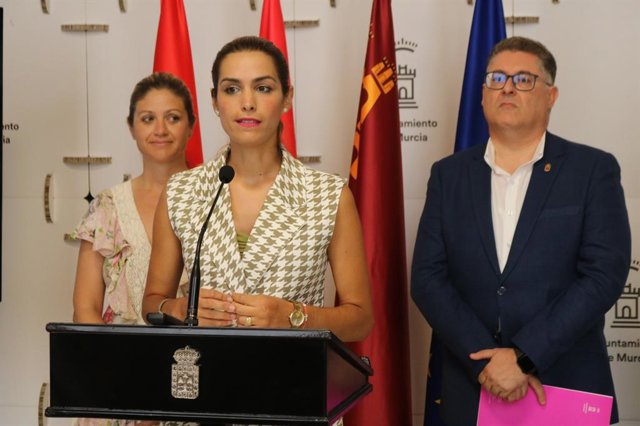 La concejala de Movilidad Sostenible y Limpieza Viaria, Carmen Fructuoso, explica en rueda de prensa  las bonificaciones al transporte público del municipio