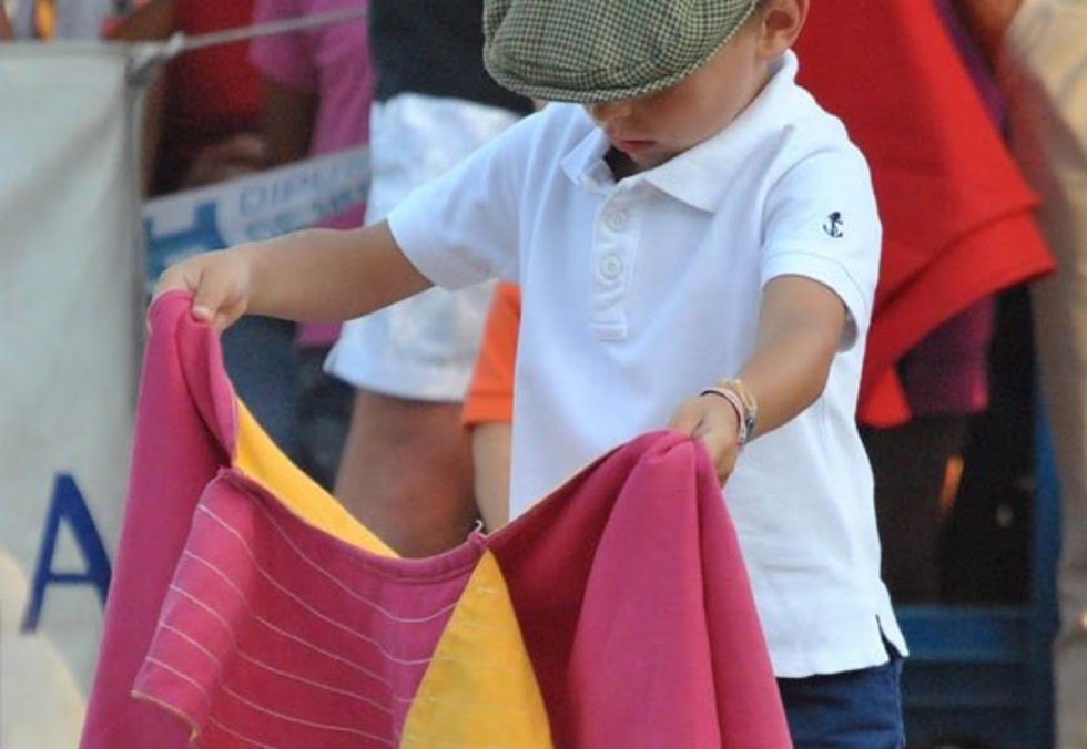 Niño toreando