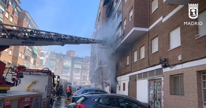 El incendio en un taller de Ciudad Lineal provoca una columna de humo visible desde varios puntos de la capital