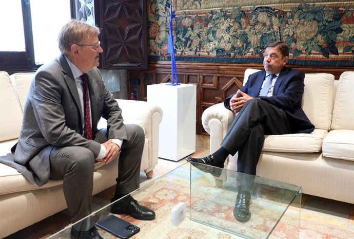 El ministro de Agricultura, Luis Planas, (d) y el president de la Generalitat, Ximo Puig
