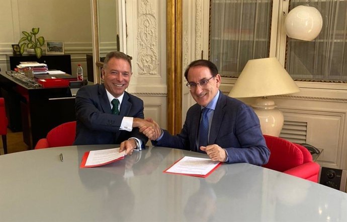 El director territorial de Banco Santander en Andalucía, Manuel de la Cruz, y el presidente de CEA, Javier González Lara, en la firma del convenio de colaboración entre ambas entidades