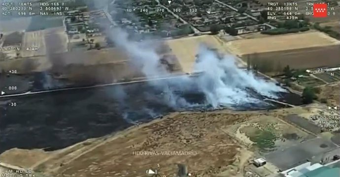 Doce dotaciones de Bomberos trabajan en un incendio de pasto en Mejorada del Campo