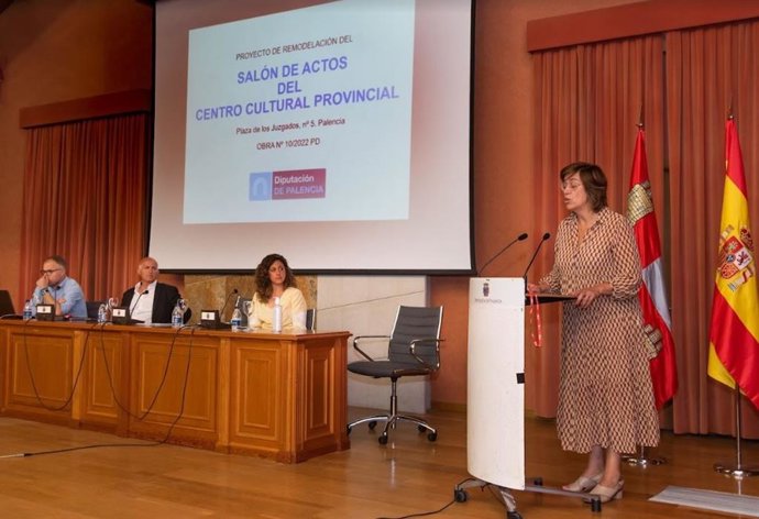 Armisén durante la presentación del proyecto de remodelación del salón de actos del Centro Cultural