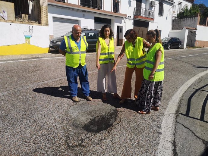 La parlamentaria andaluza por el PSOE de Huelva Susana Rivas y la alcaldesa de Arroyomolinos de León, María Jesús Bravo, en una carretera de Arroyomolinos de León.