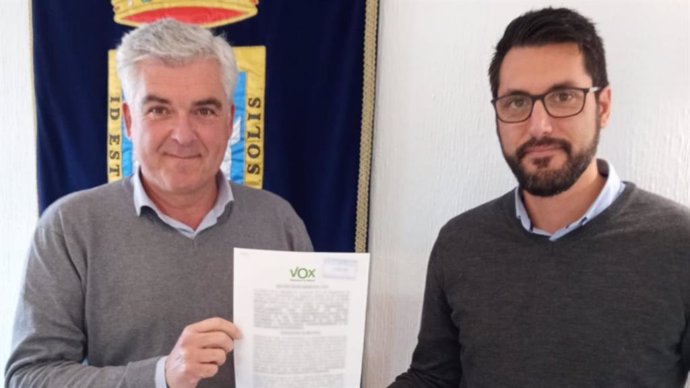 Los concejales de Vox en Sanlúcar La Mayor muestran el acuerdo alcanzado con el alcalde para la aprobación de las cuentas públicas.