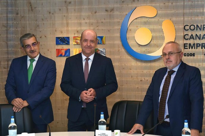 El vicepresidente del Gobierno de Canarias, Román Rodríguez, junto al presidente de la Confederación Canaria de Empresarios (CCE), Pedro Ortega.