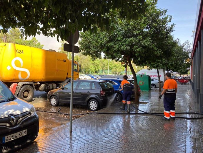 Archivo - Operarios de Lipasam en labores de baldeo de aceras.