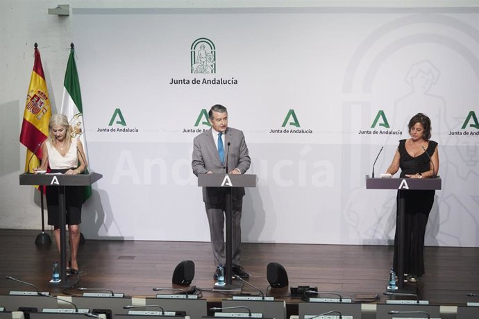 El consejero de Presidencia, Interior y Diálogo Social de la Junta de Andalucía, Antonio Sanz, (2d) junto a la consejera de Desarrollo Educativo y Formación Profesional de la Junta de Andalucía, Patricia del Pozo, (i) y la consejera de Salud y Consumo d