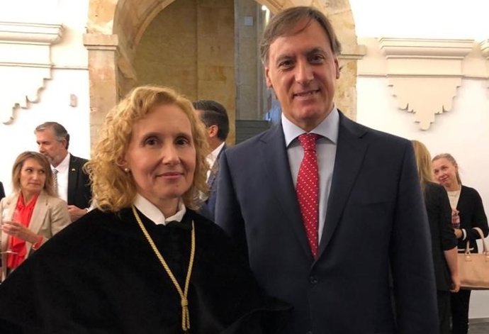 La próxima pregonera de las fiestas de Salamanca, Mirian Cortés (i), junto al alcalde de la ciudad, Carlos García Carbayo