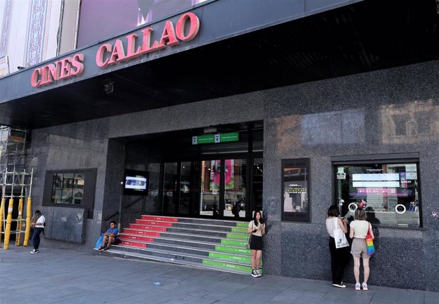 Entrada de los cines Callao, a 26 de julio de 2022, en Madrid (España). Los jóvenes que hayan cumplido 18 años este 2022 pueden solicitar a través de la página web del servicio, el bono cultural joven de 400 euros,
