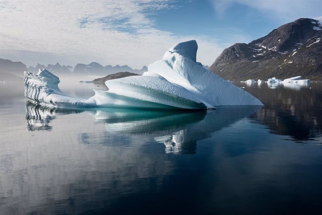 Archivo - Glacier ice at Prince Christian Sound, North Atlantic Sea, Greenland/Hielo, mar, océano, Ártico, masa polar, deshielo, naturaleza