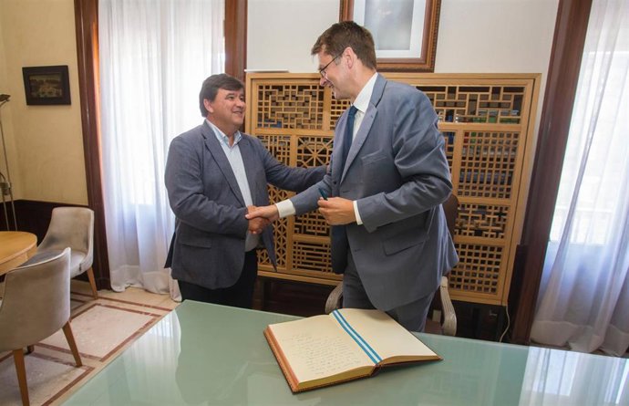 El alcalde de Huelva, Gabriel Cruz, recibe al embajador británico en España, Hugh Elliott.