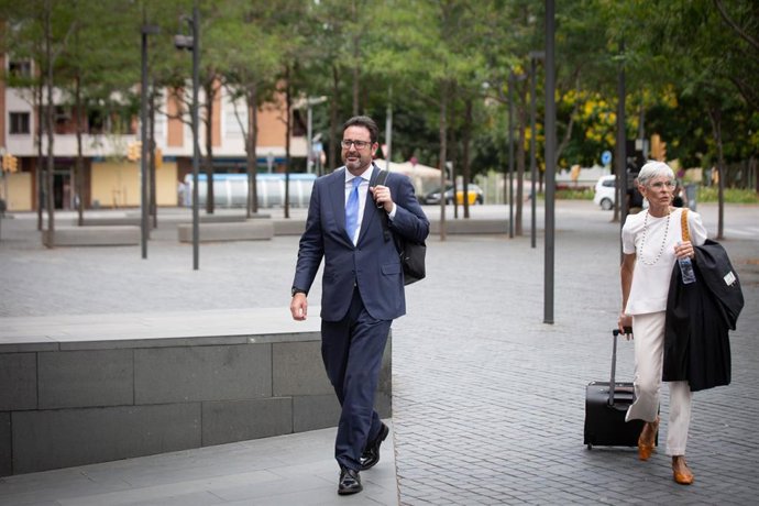 El excargo de Convergncia Democrtica de Catalunya (CDC) David Madí sale acompañado de su abogada, Olga Tubau, de un juicio en el Juzgado de lo Penal Número 23 de la Ciutat de la Justicia, a 27 de julio de 2022, en Barcelona, Cataluña (España).