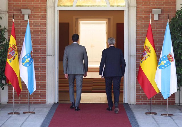 El presidente del Gobierno, Pedro Sánchez (i) y el presidente del Gobierno de Galicia, Alfonso Rueda (d), a su llegada a La Moncloa.
