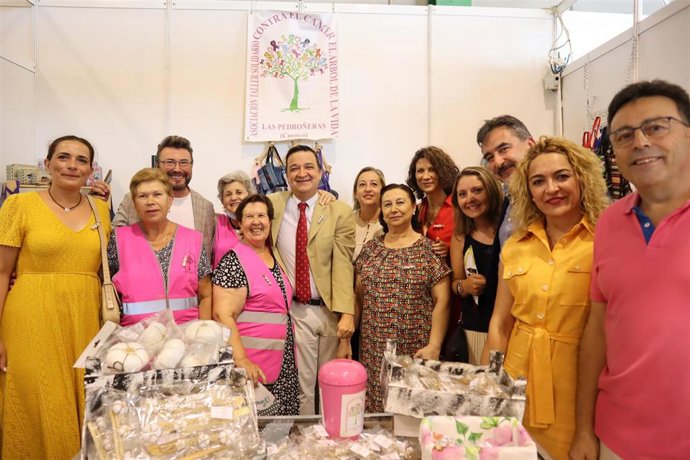 El consejero de Agricultura, Francisco Martínez Arroyo, en la Feria del Ajo de Las Pedroñeras.