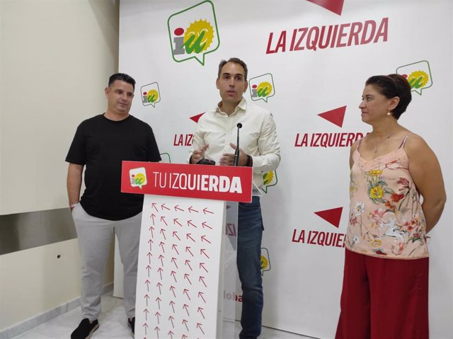 Valero (centro), interviene entre García y Ruiz en la sede de IU en Córdoba.