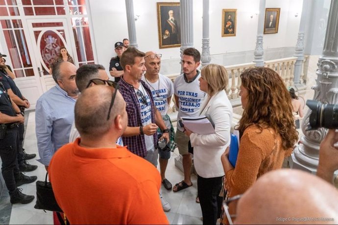 La alcaldesa conversa con los representantes sindicales de la Policía Local