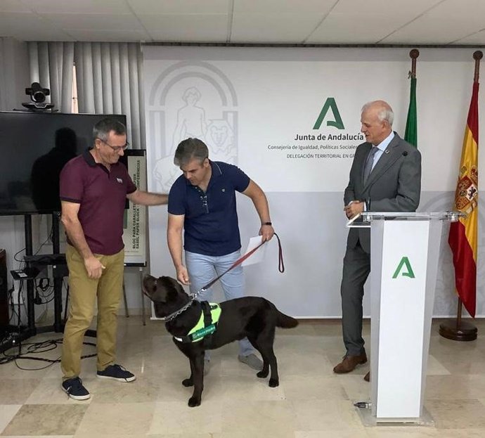 Reconocimiento al primer perro de alerta médica de Andalucía