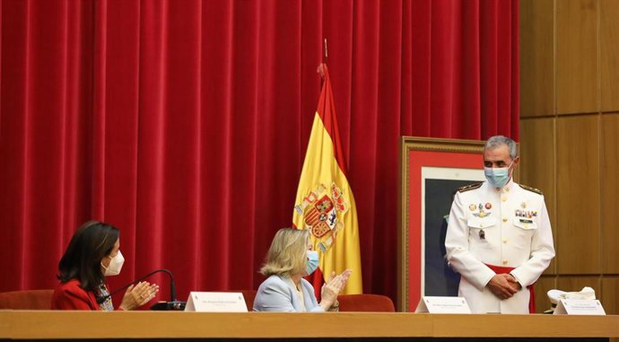 (I-D) La ministra de Defensa, Margarita Robles y la secretaria de Estado de Defensa, Amparo Valcarce, aplauden al general de brigada, Francisco Javier Areta, nuevo director del Hospital Central de la Defensa Gómez Ulla