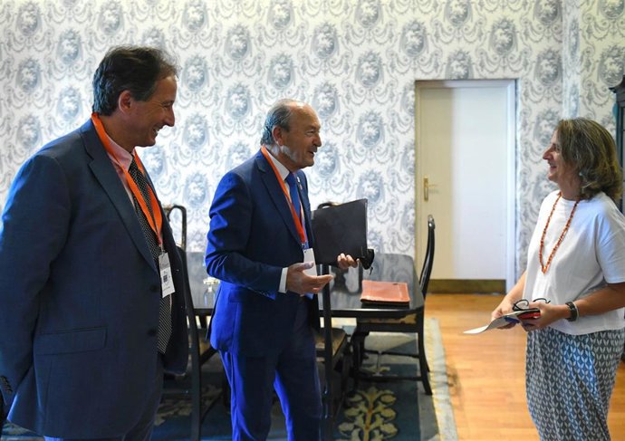 Los consejeros José Luis Gochicoa y Javier López Marcano con la ministra Teresa Ribera