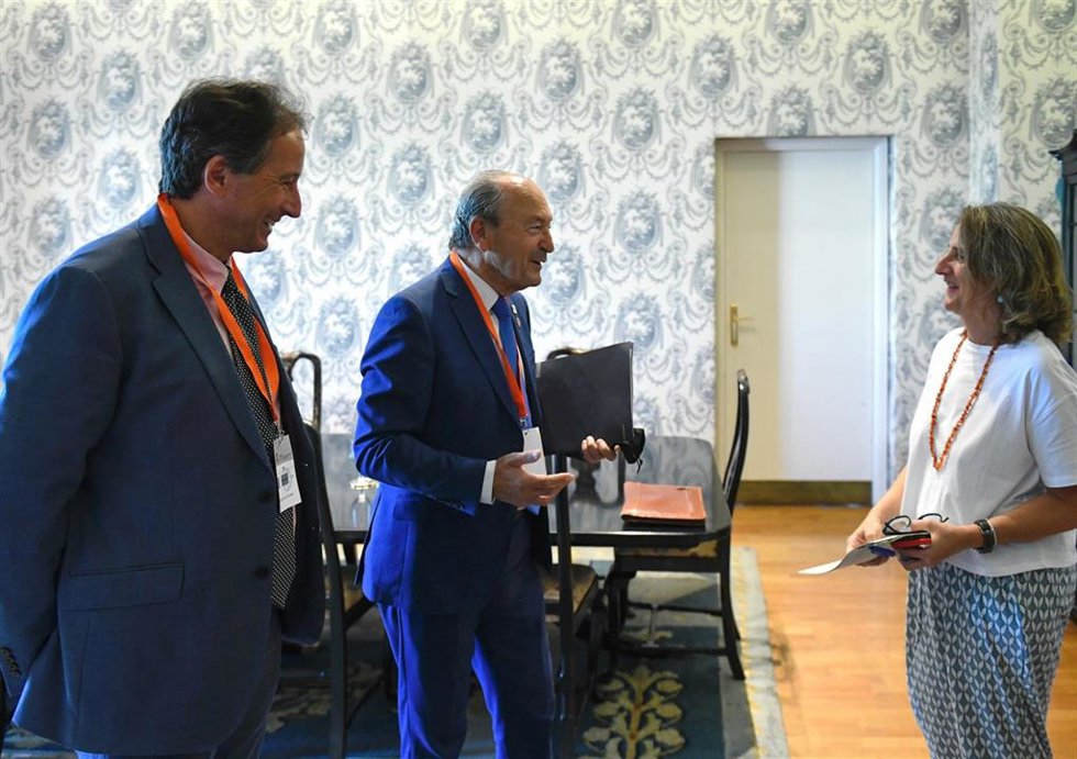Los consejeros José Luis Gochicoa y Javier López Marcano con la ministra Teresa Ribera