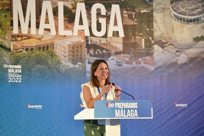 La secretaria general del PP de Málaga, Patricia Navarro, inaugura la escuela de verano de la formación provincial.