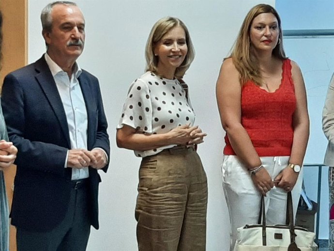 La subdelegada del Gobierno en Huelva, Manuela Parralo, en su visita a los cursos en Valverde del Camino.