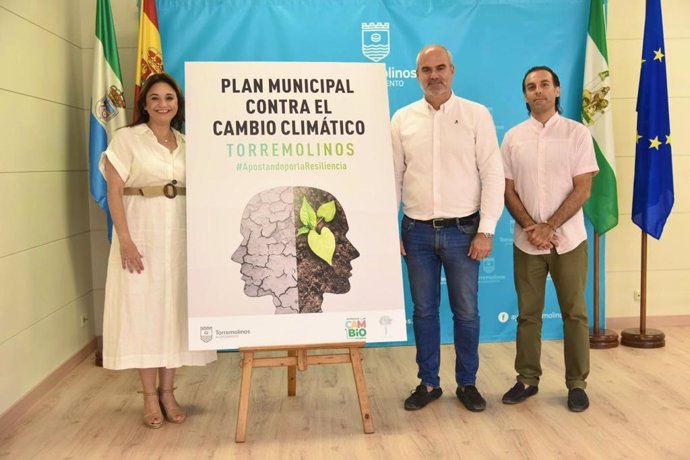 El Ayuntamiento de Torremolinos (Málaga) ha iniciado los trabajos para la redacción de un Plan Municipal Contra el Cambio Climático. En la imagen, la alcaldesa, Margarita del Cid, presenta la iniciativa