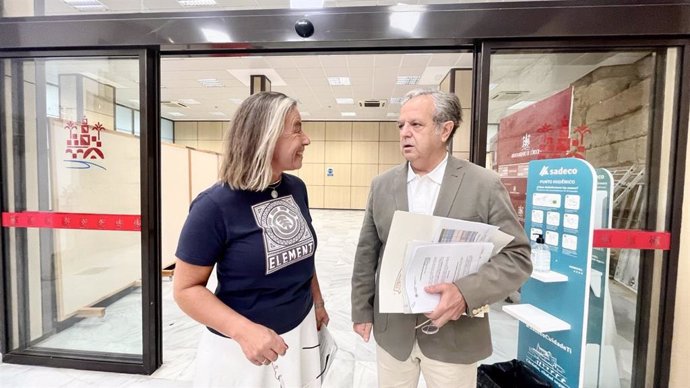 El teniente de alcalde de Hacienda y Urbanismo en el Ayuntamiento de Córdoba, Salvador Fuentes, y la primera teniente de alcalde y delegada de Turismo, Isabel Albás.