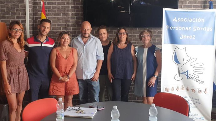 Carmen Collado en una reunión con las asociaciones Apesorje y Ajemusor