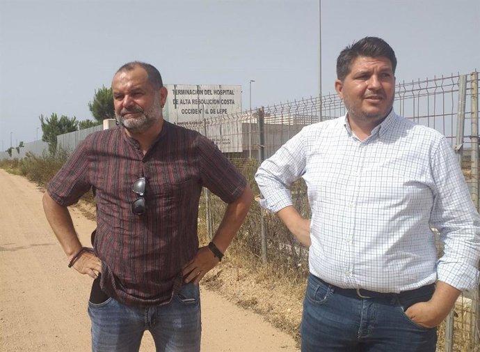 Rafael Sánchez Rufo y Marcos Toti en los exteriores del Chare de Lepe.