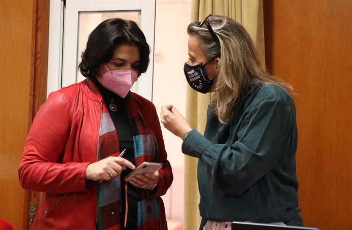 Archivo - Eva Timoteo habla con Isabel Albás, en una imagen de archivo.